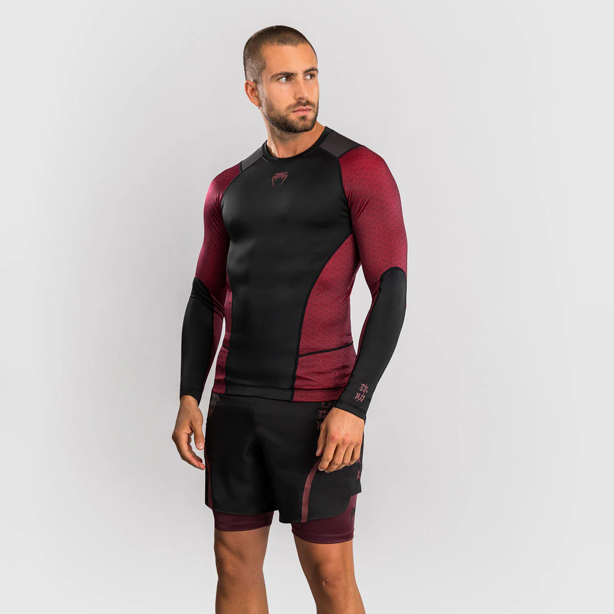 Rashguard Venum Assassin's Creed Shadows długi rękaw Czerwono-czarny  - Image 3