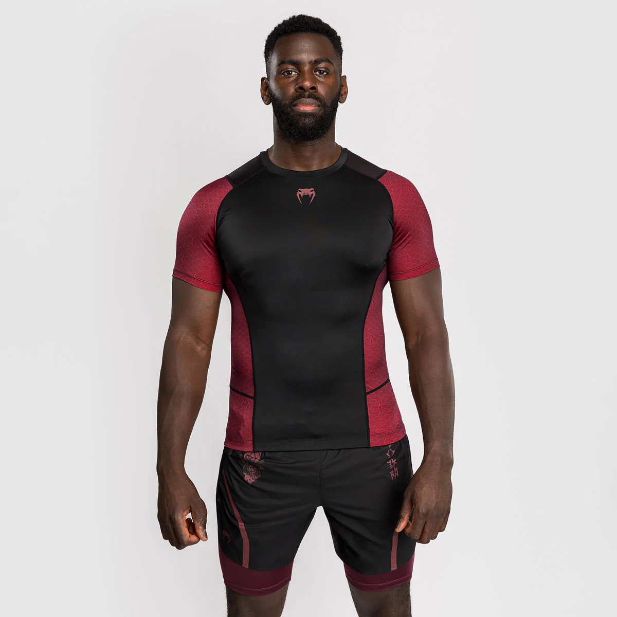 Rashguard Venum Assassin's Creed Shadows krótki rękaw Czerwono-czarny  - Image 2
