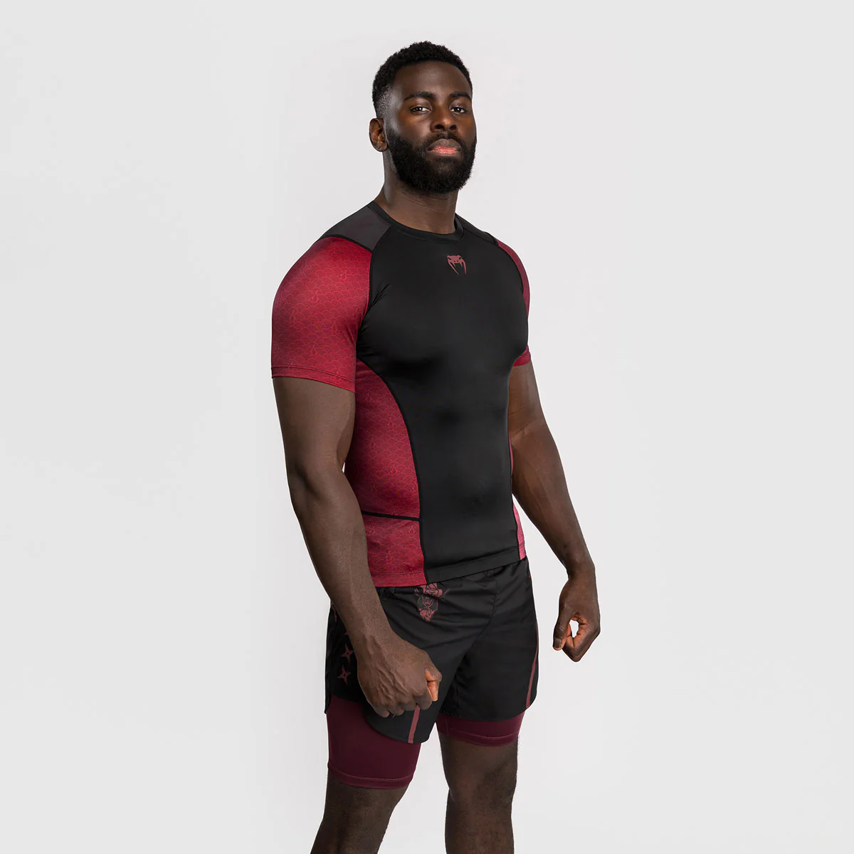 Rashguard Venum Assassin's Creed Shadows krótki rękaw Czerwono-czarny  - Image 3