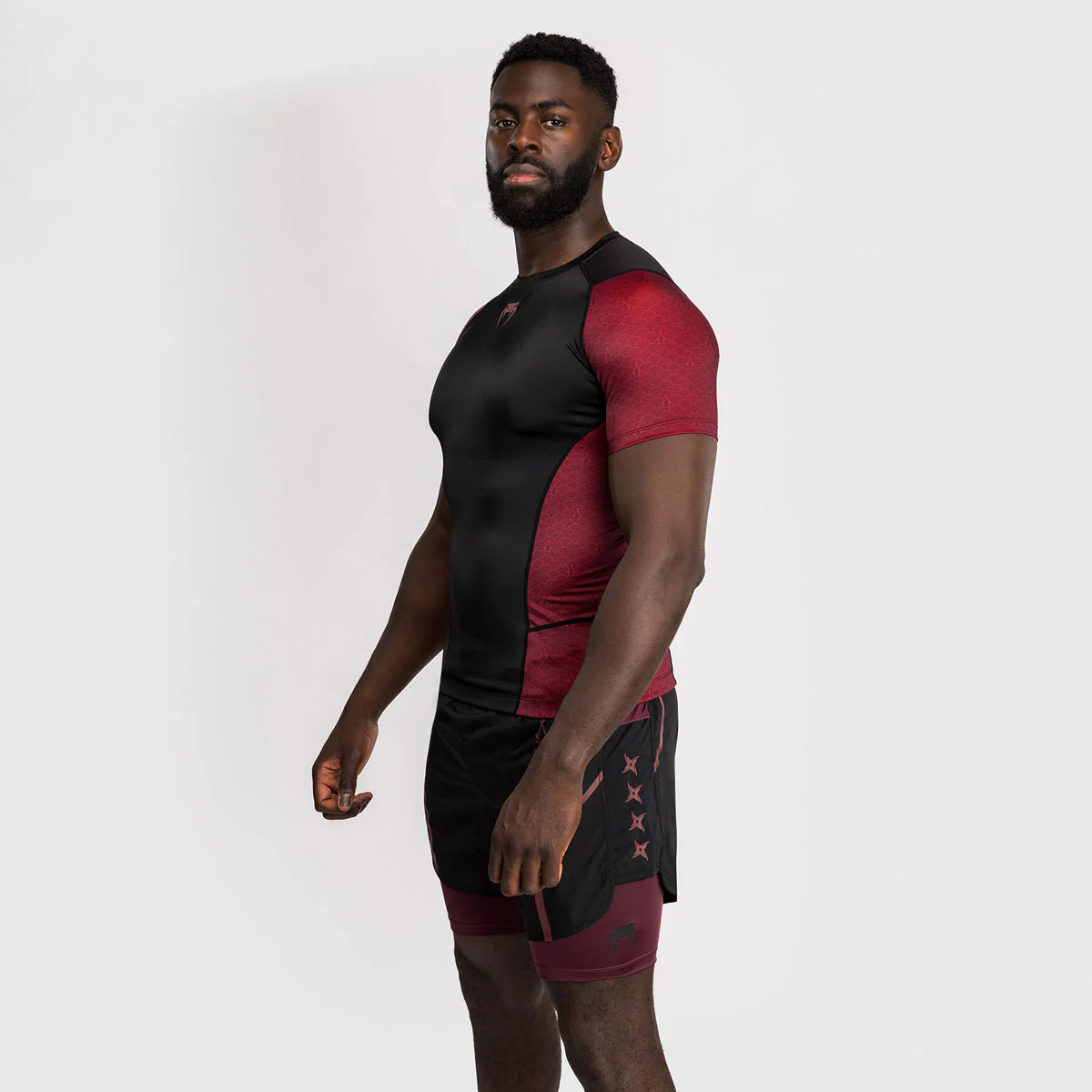 Rashguard Venum Assassin's Creed Shadows krótki rękaw Czerwono-czarny  - Image 4