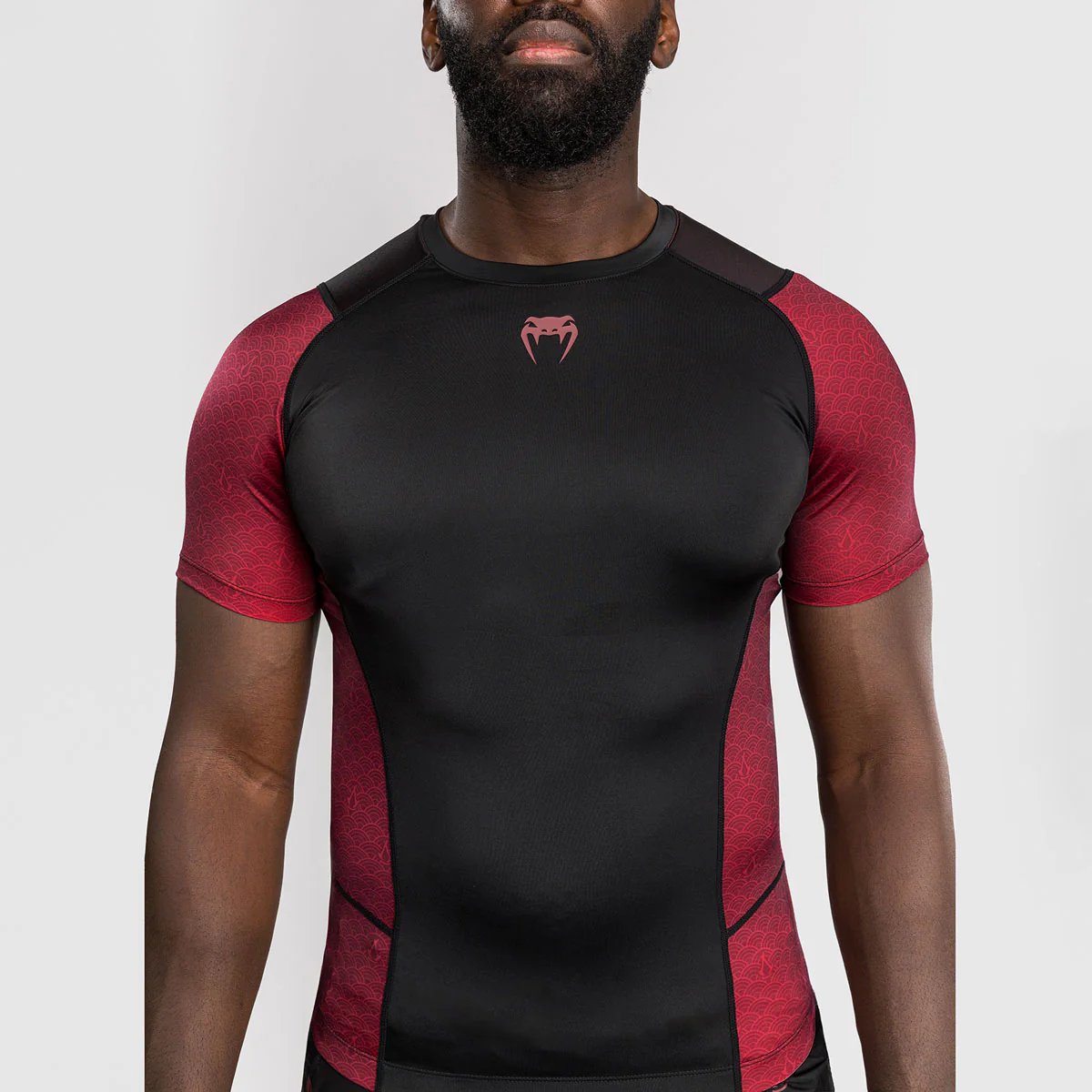Rashguard Venum Assassin's Creed Shadows krótki rękaw Czerwono-czarny  - Image 5