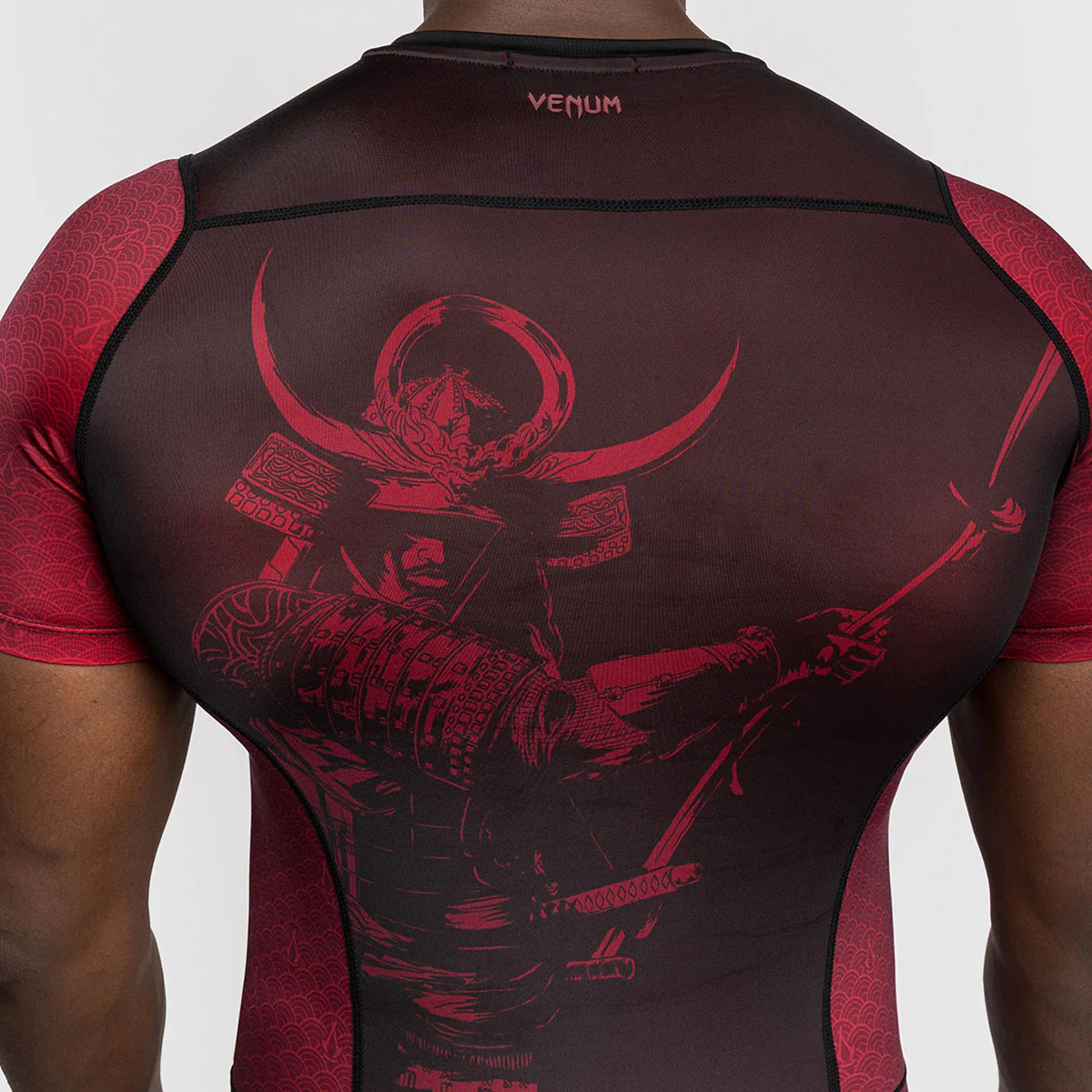 Rashguard Venum Assassin's Creed Shadows krótki rękaw Czerwono-czarny  - Image 6