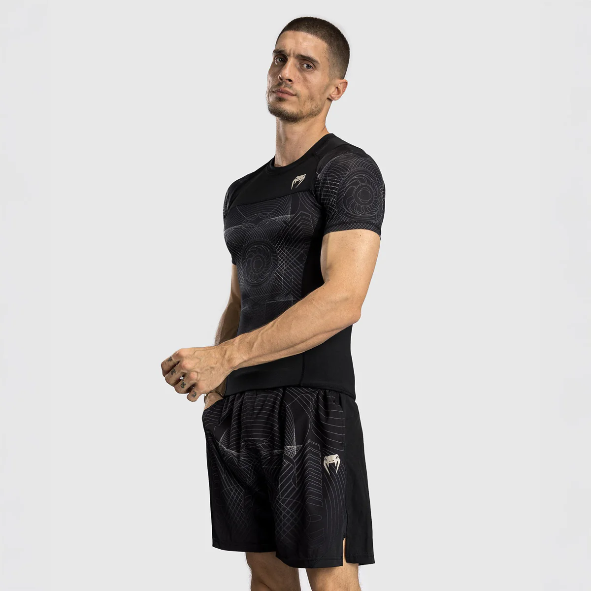 Rashguard Venum G-Fit Air krótki rękaw Czarny-piaskowy  - Image 2