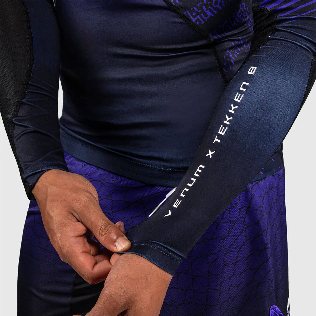 Rashguard Venum Tekken 8 Kazuya długi rękaw czarno-fioletowy  - Image 8