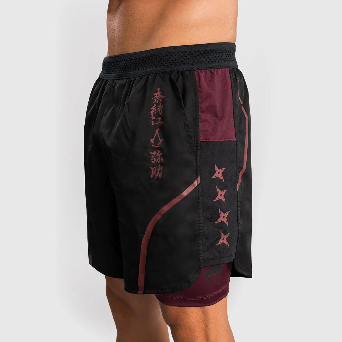 Spodenki treningowe Venum Assassin's Creed Shadows Czarno-czerwone  - Image 4