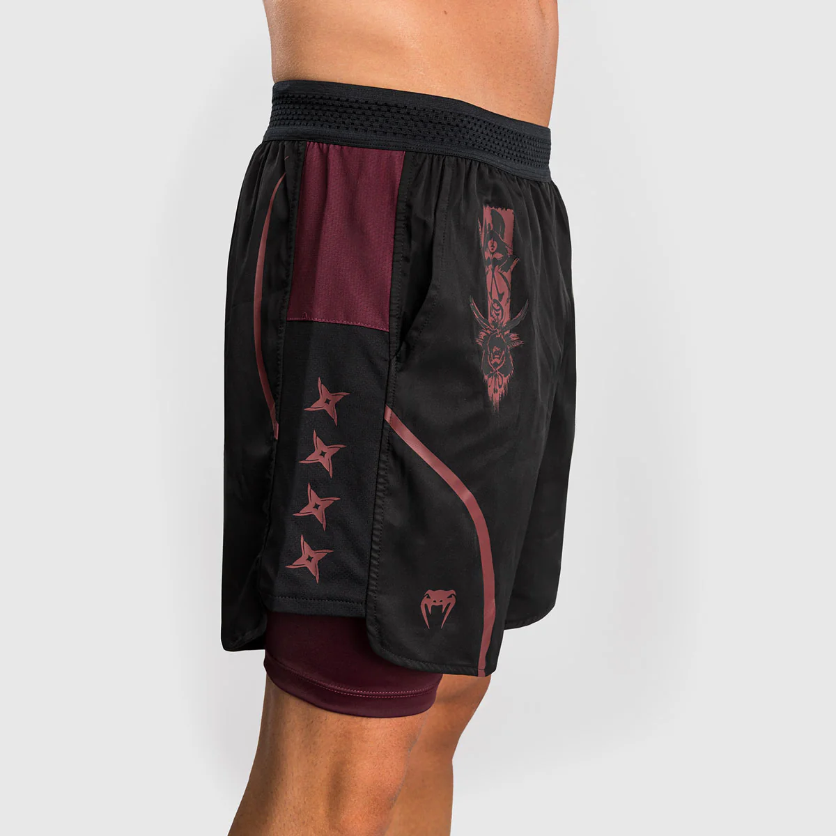 Spodenki treningowe Venum Assassin's Creed Shadows Czarno-czerwone  - Image 5