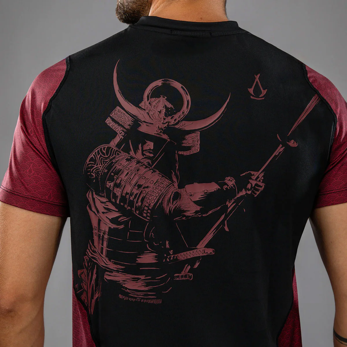 T-shirt Venum Assassin's Creed Shadows Dry Tech Czerwono-czarna  - Image 4