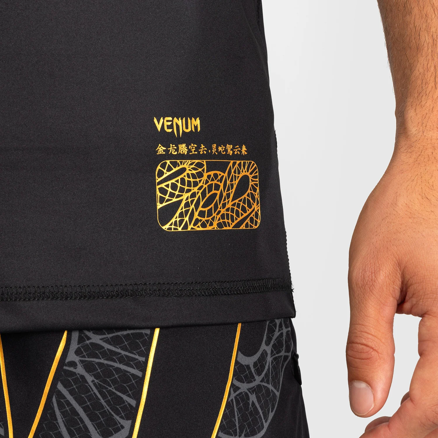 T-shirt Venum Serpenti Dry Tech Czarna  - Image 5